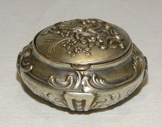 -BELLE BOITE A PILULES METAL ARGENTE STYLE ROCAILLE COLLECTION VITRINE   D