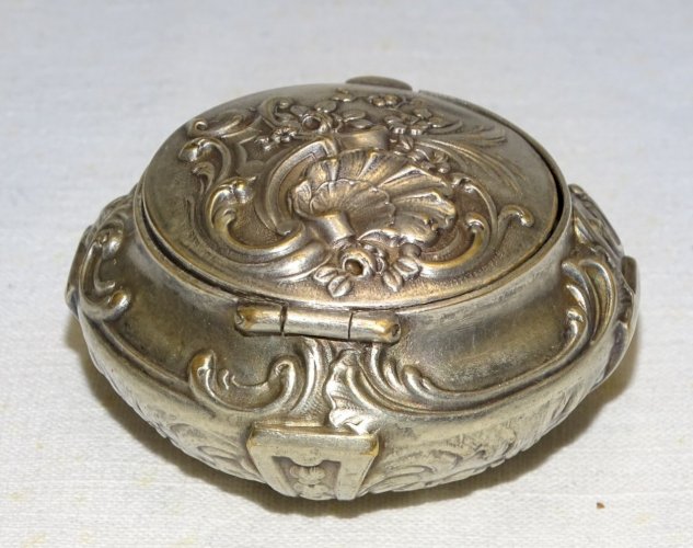 -BELLE BOITE A PILULES METAL ARGENTE STYLE ROCAILLE COLLECTION VITRINE   D