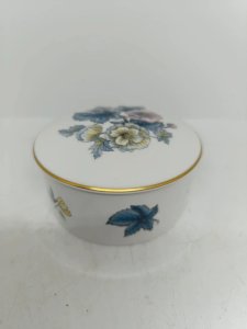 belle bonbonniere anglaise en porcelaine royal worcester en bon etat