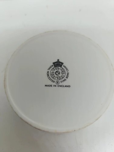 belle bonbonniere anglaise en porcelaine royal worcester en bon etat