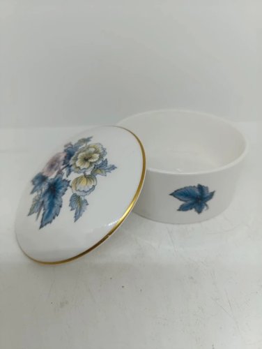 belle bonbonniere anglaise en porcelaine royal worcester en bon etat