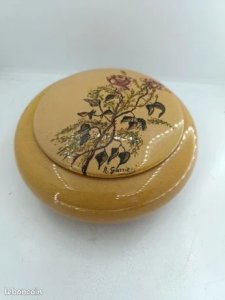 Beautiful ceramic candy box hand-painted The artisan workshop S.Leo in good condition