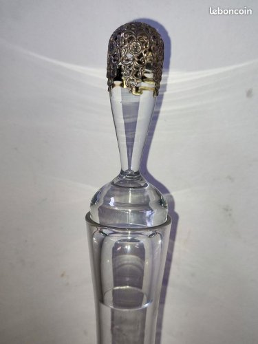 Belle bouteille avec bouchon en verre portant une chaine avec marque cognac en bon etat