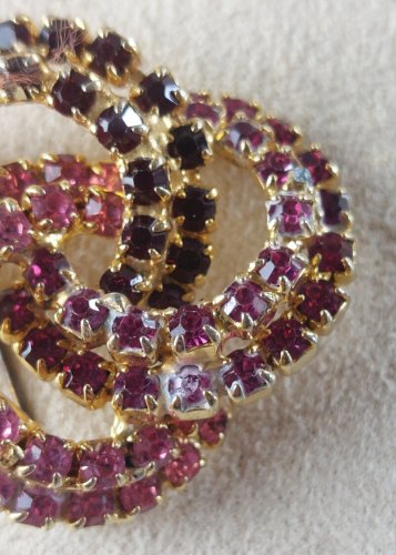 Belle broche, décor strass rouge rose, en métal doré, vintage
