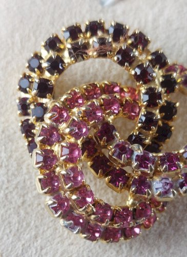 Belle broche, décor strass rouge rose, en métal doré, vintage