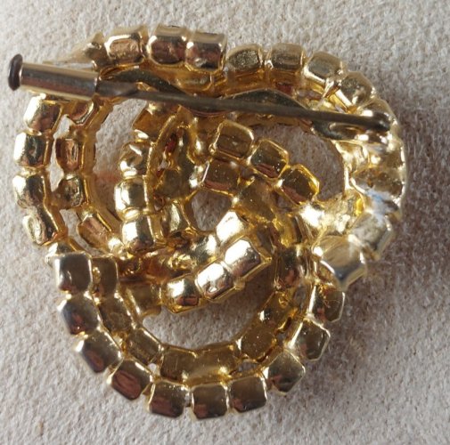 Belle broche, décor strass rouge rose, en métal doré, vintage