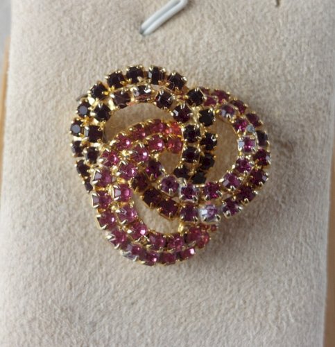 Belle broche, décor strass rouge rose, en métal doré, vintage