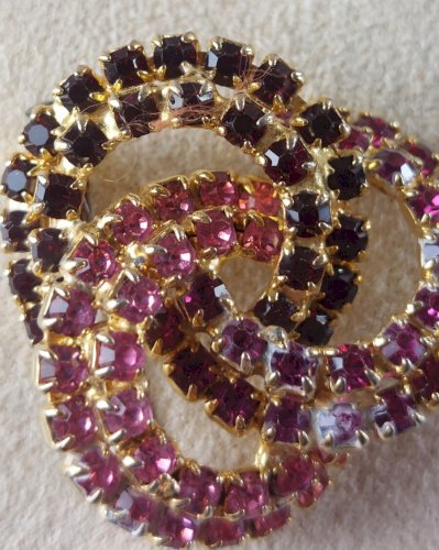 Belle broche, décor strass rouge rose, en métal doré, vintage