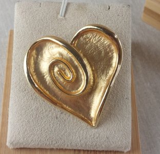 Beautiful golden metal brooch, heart-shaped, vintage.