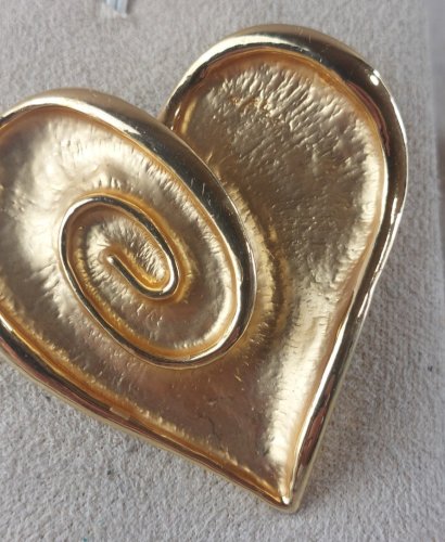 Belle broche en métal doré, forme coeur, vintage ^