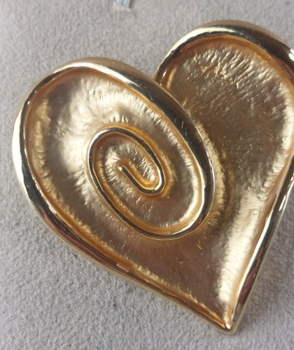 Belle broche en métal doré, forme coeur, vintage ^