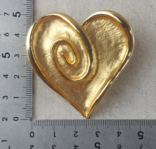 Belle broche en métal doré, forme coeur, vintage ^