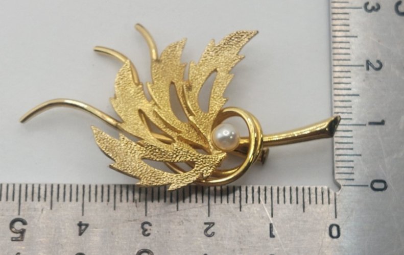 Belle broche, en plaqué or et perle