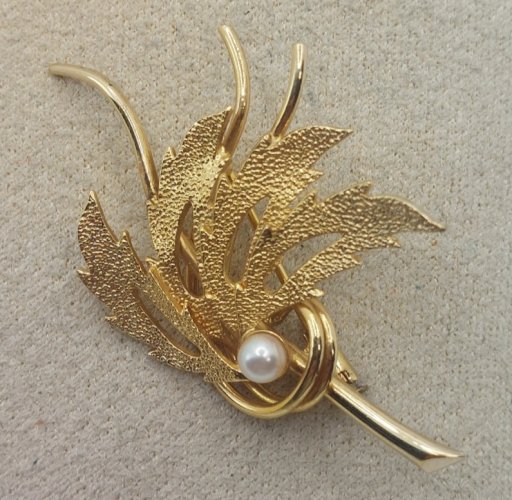 Belle broche, en plaqué or et perle