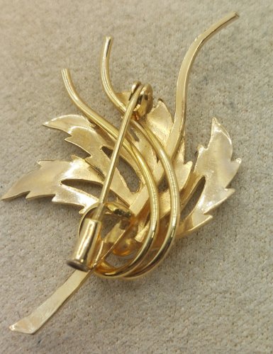 Belle broche, en plaqué or et perle