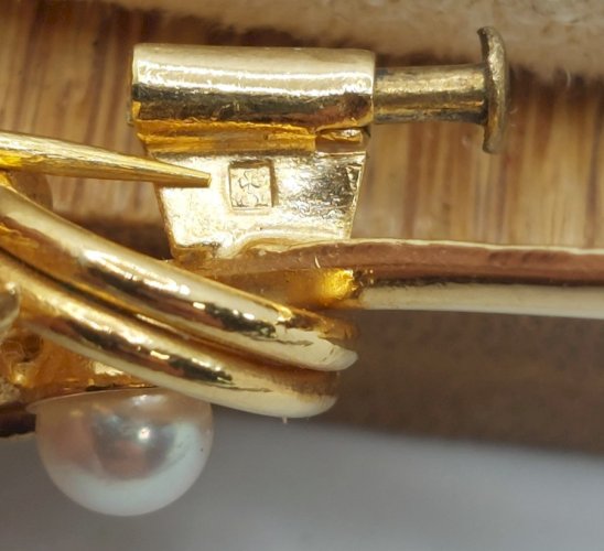 Belle broche, en plaqué or et perle