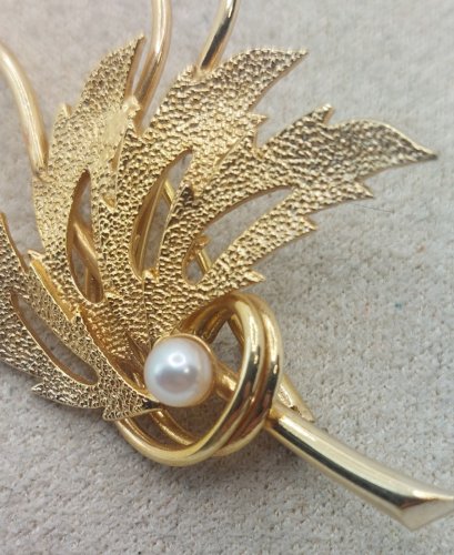 Belle broche, en plaqué or et perle