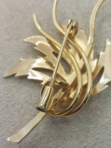 Belle broche, en plaqué or et perle
