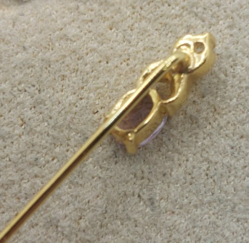 Belle broche / épingle, en métal doré et strass