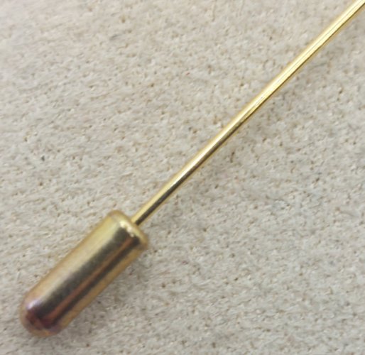 Belle broche / épingle, en métal doré et strass