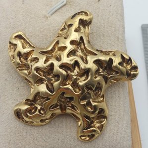 Beautiful starfish-shaped brooch, in gold-colored metal, Gil d'Agena, vintage.