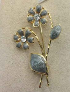 Beautiful brooch, flower-shaped with enamel and rhinestones, in gold-plated metal.