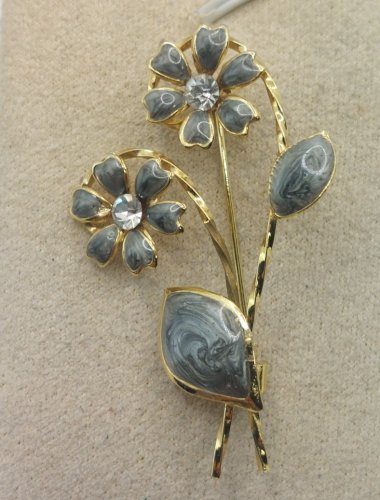 Belle broche, forme fleurs émaillées et strass, en métal doré
