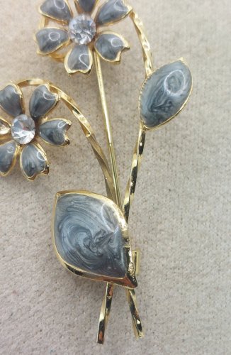 Belle broche, forme fleurs émaillées et strass, en métal doré
