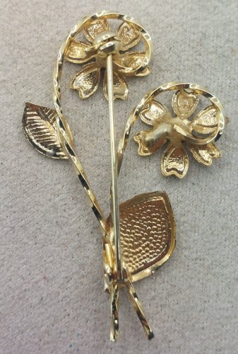 Belle broche, forme fleurs émaillées et strass, en métal doré