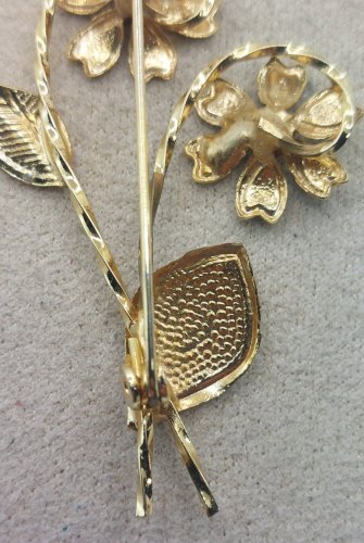 Belle broche, forme fleurs émaillées et strass, en métal doré