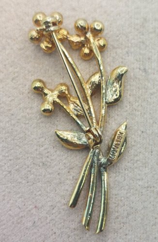 Belle broche, forme fleurs et strass, en métal doré, Movitex