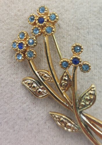 Belle broche, forme fleurs et strass, en métal doré, Movitex