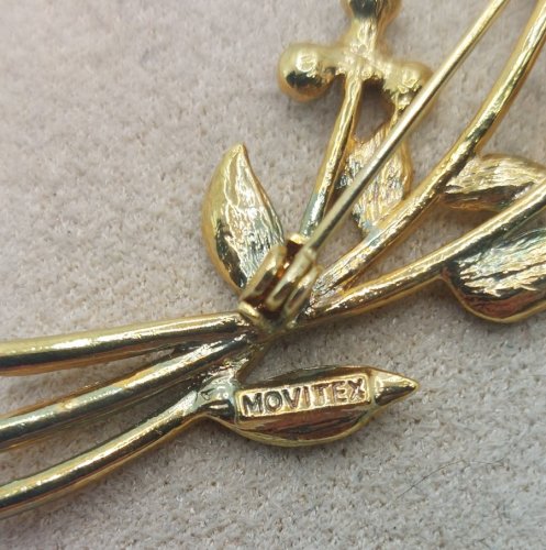 Belle broche, forme fleurs et strass, en métal doré, Movitex