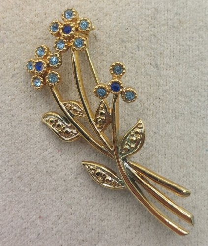 Belle broche, forme fleurs et strass, en métal doré, Movitex
