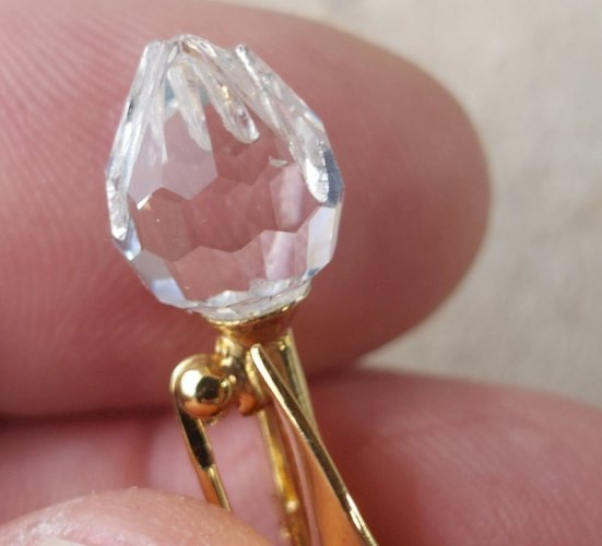 Belle broche tulipe, en cristal et métal doré, Swarovski ^