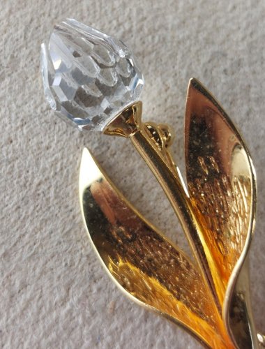 Belle broche tulipe, en cristal et métal doré, Swarovski ^