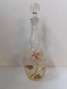 belle carafe en verre emaillé Legras à decor floral en bon etat