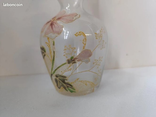 belle carafe en verre emaillé Legras à decor floral en bon etat