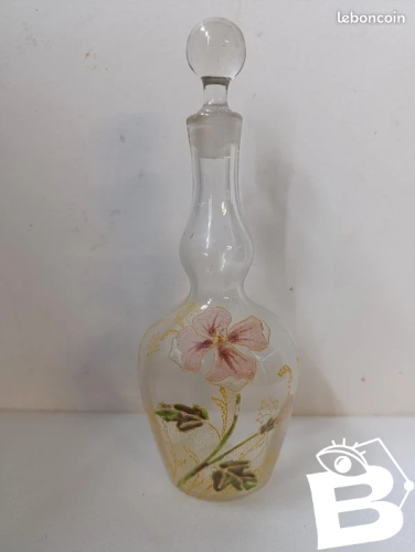 belle carafe en verre emaillé Legras à decor floral en bon etat