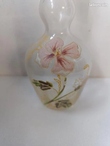 belle carafe en verre emaillé Legras à decor floral en bon etat