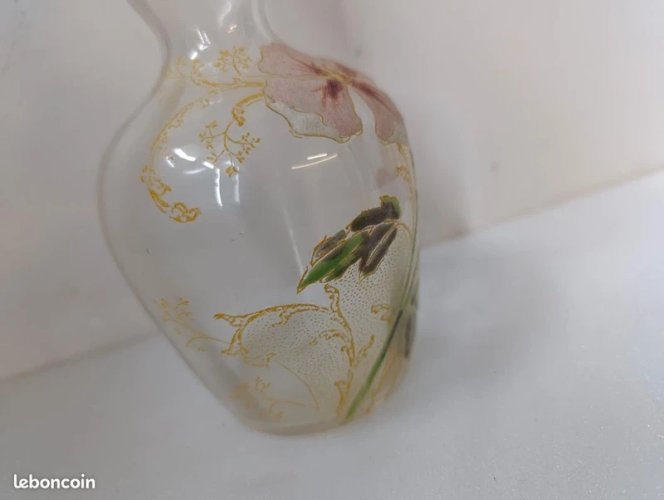 belle carafe en verre emaillé Legras à decor floral en bon etat
