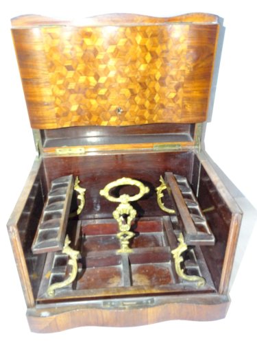 -BELLE CAVE A LIQUEUR XIXe NIII BELLE MARQUETERIE AVEC SON CABARET VIDE    D