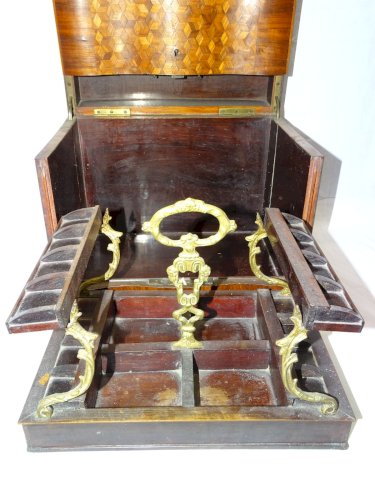 -BELLE CAVE A LIQUEUR XIXe NIII BELLE MARQUETERIE AVEC SON CABARET VIDE    D