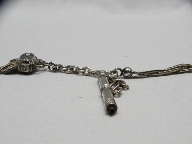 -BELLE CHAINE DE MONTRE A GOUSSET EN ARGENT Poinçon Sanglier Clé FIXE     D