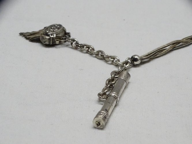 -BELLE CHAINE DE MONTRE A GOUSSET EN ARGENT Poinçon Sanglier Clé FIXE     D