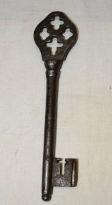 -BELLE CLE FER FORGE XVIIIe de COFFRE de MARIAGE ou COFFRET PANNETON  CROIX   D