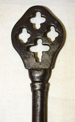 -BELLE CLE FER FORGE XVIIIe de COFFRE de MARIAGE ou COFFRET PANNETON  CROIX   D