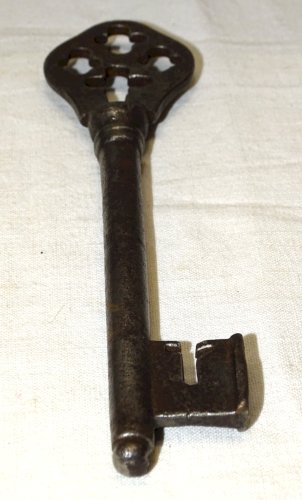 -BELLE CLE FER FORGE XVIIIe de COFFRE de MARIAGE ou COFFRET PANNETON  CROIX   D