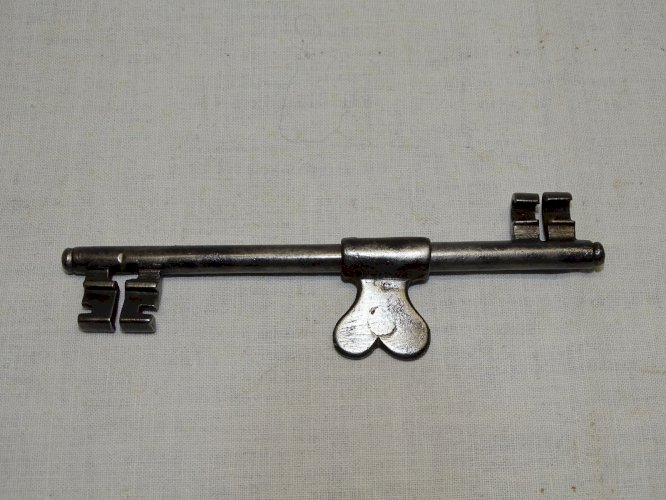 -BELLE CLE PAPILLON PASSE PARTOUT XVIII/XIXe Fer Forgé COLLECTION SERRURE    D