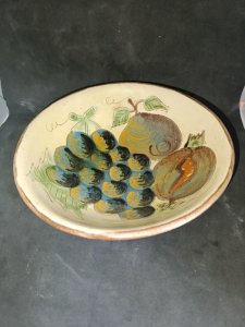 beautiful fruit-decorated bowl by Puigdemont in good condition